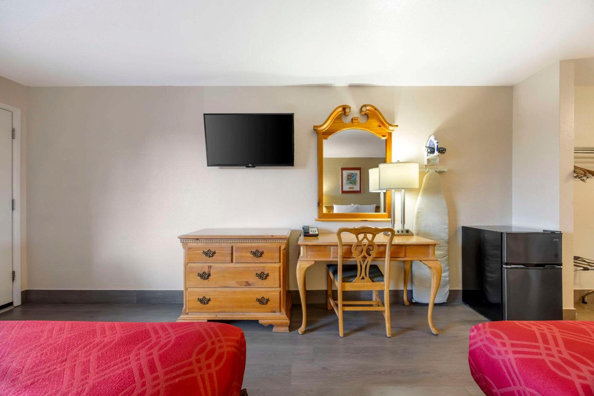 Rodeway Inn Олбани Экстерьер фото