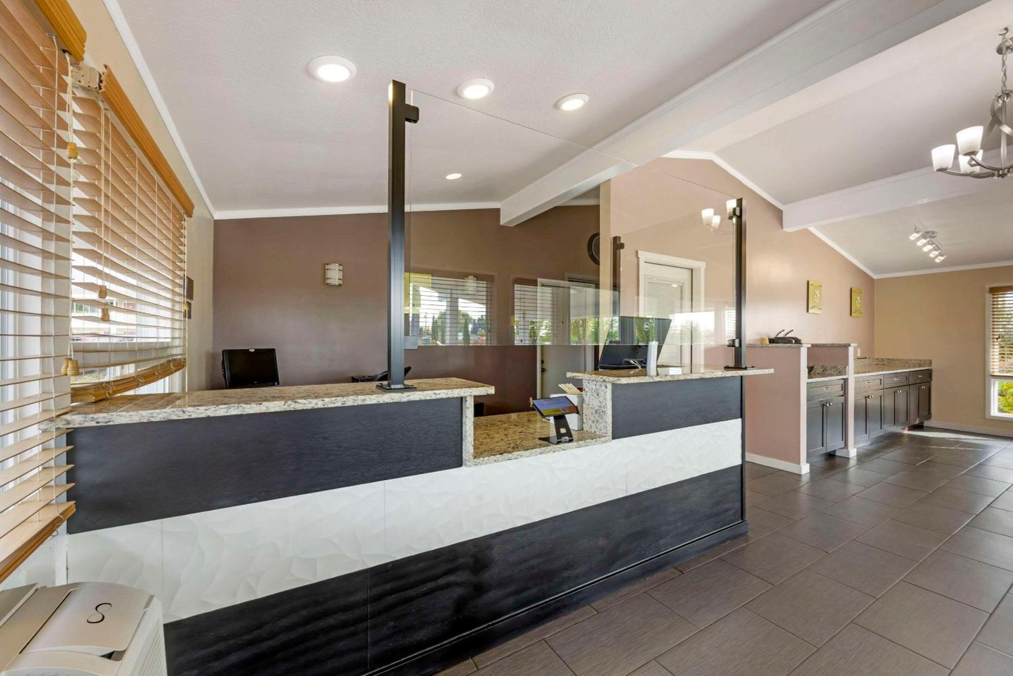 Rodeway Inn Олбани Экстерьер фото