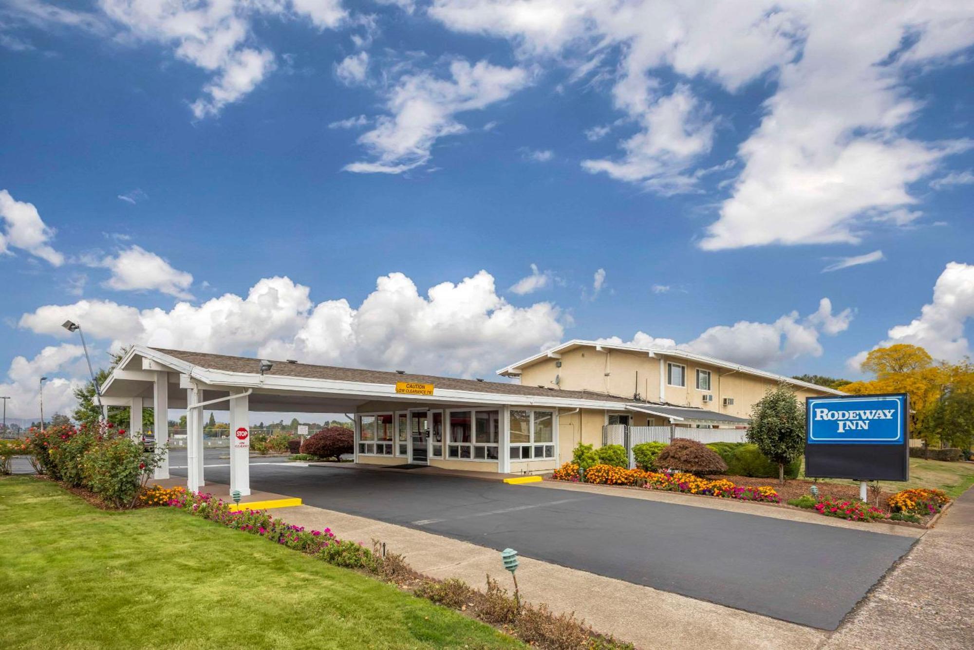 Rodeway Inn Олбани Экстерьер фото