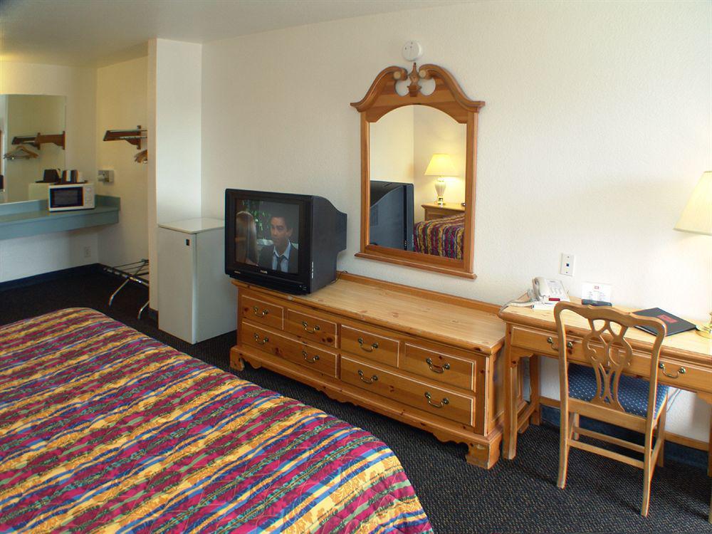 Rodeway Inn Олбани Экстерьер фото
